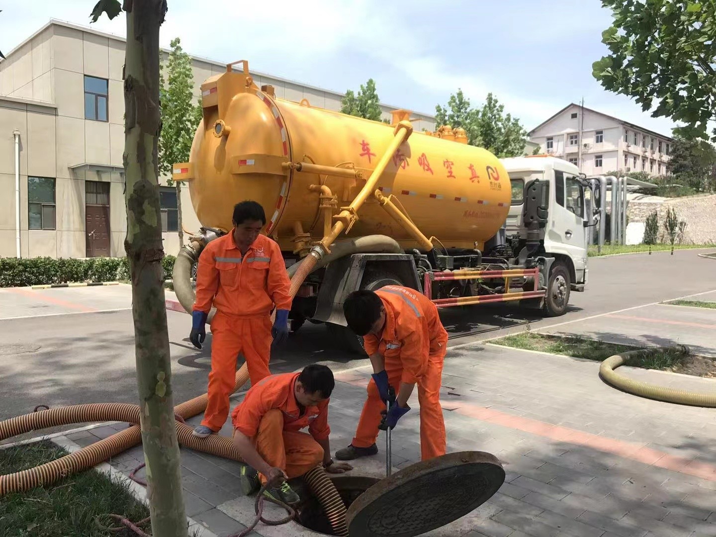 平武管道疏通车停在窨井附近