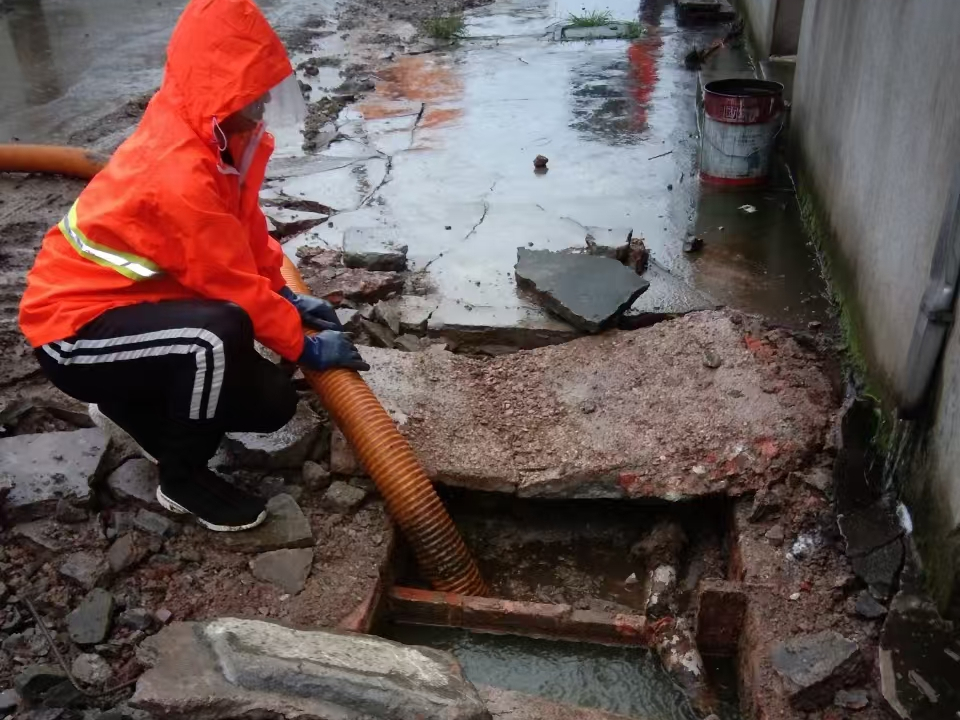 平武专业清理污水池 炜誉市政以规范流程守护城市 “肠道”