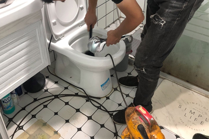 平武马桶堵塞自己疏通还是找师傅?专业上门服务让你省时更省心